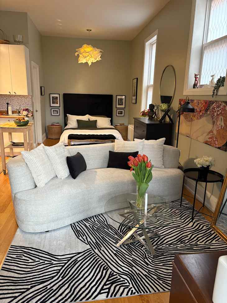 See Inside a Cozy 450-Square-Foot Toronto Studio Apartment | Apartment ...